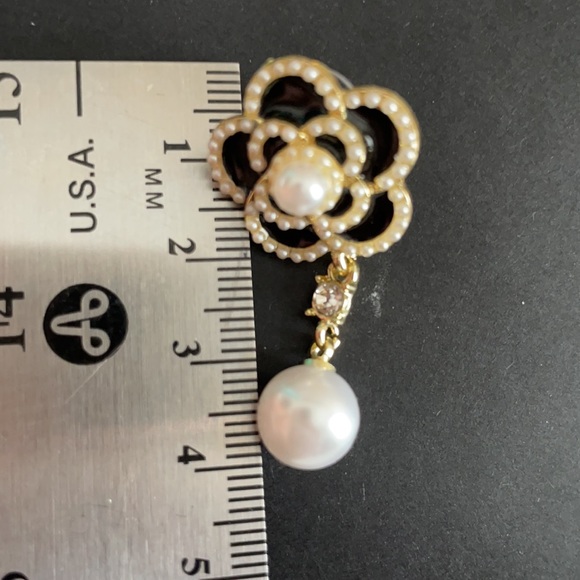 Earrings Camellia Flower with Pearl Drop black and gold - Picture 5 of 5
